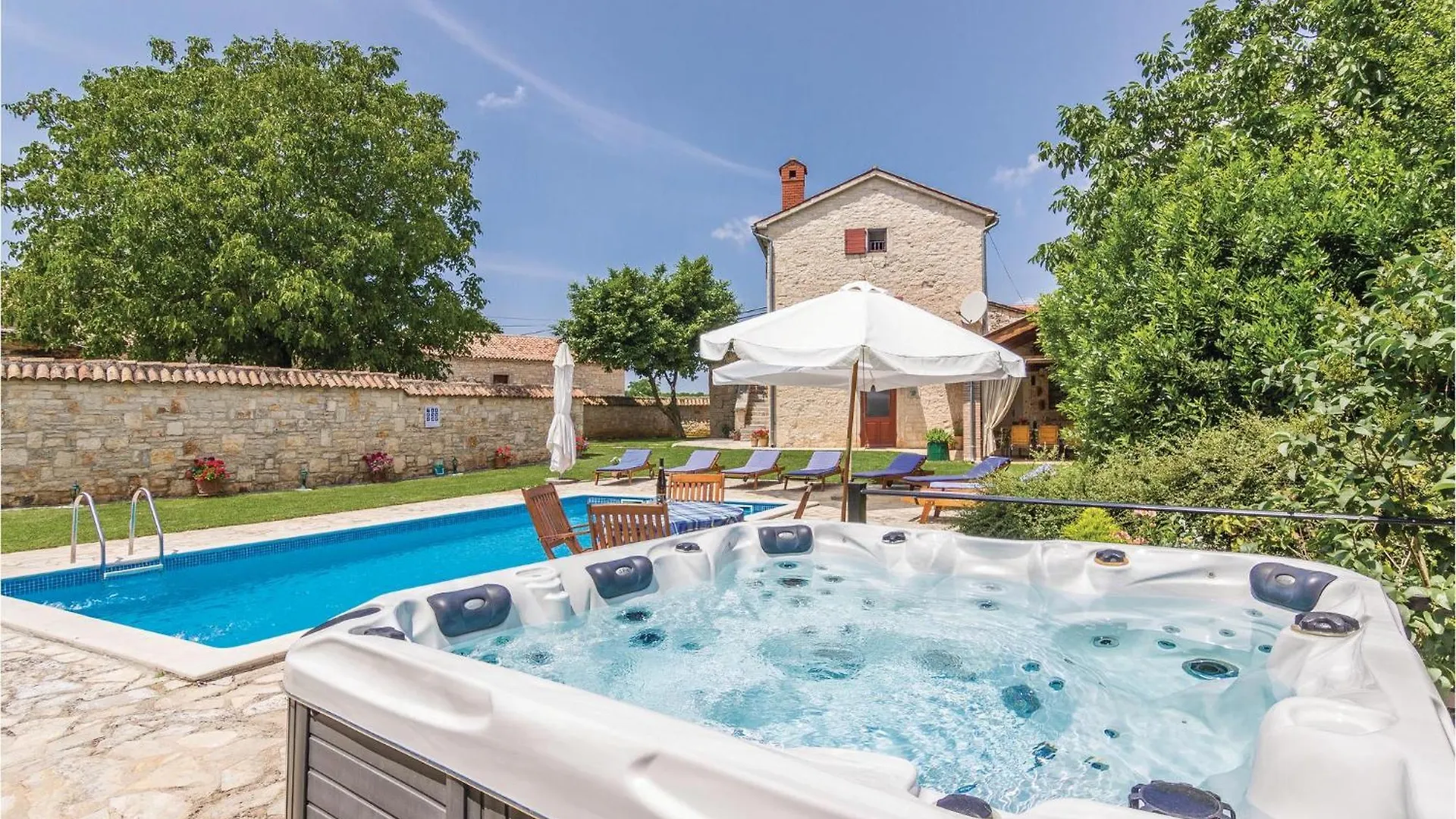 Pet Friendly Home In Basici With Jacuzzi 別荘