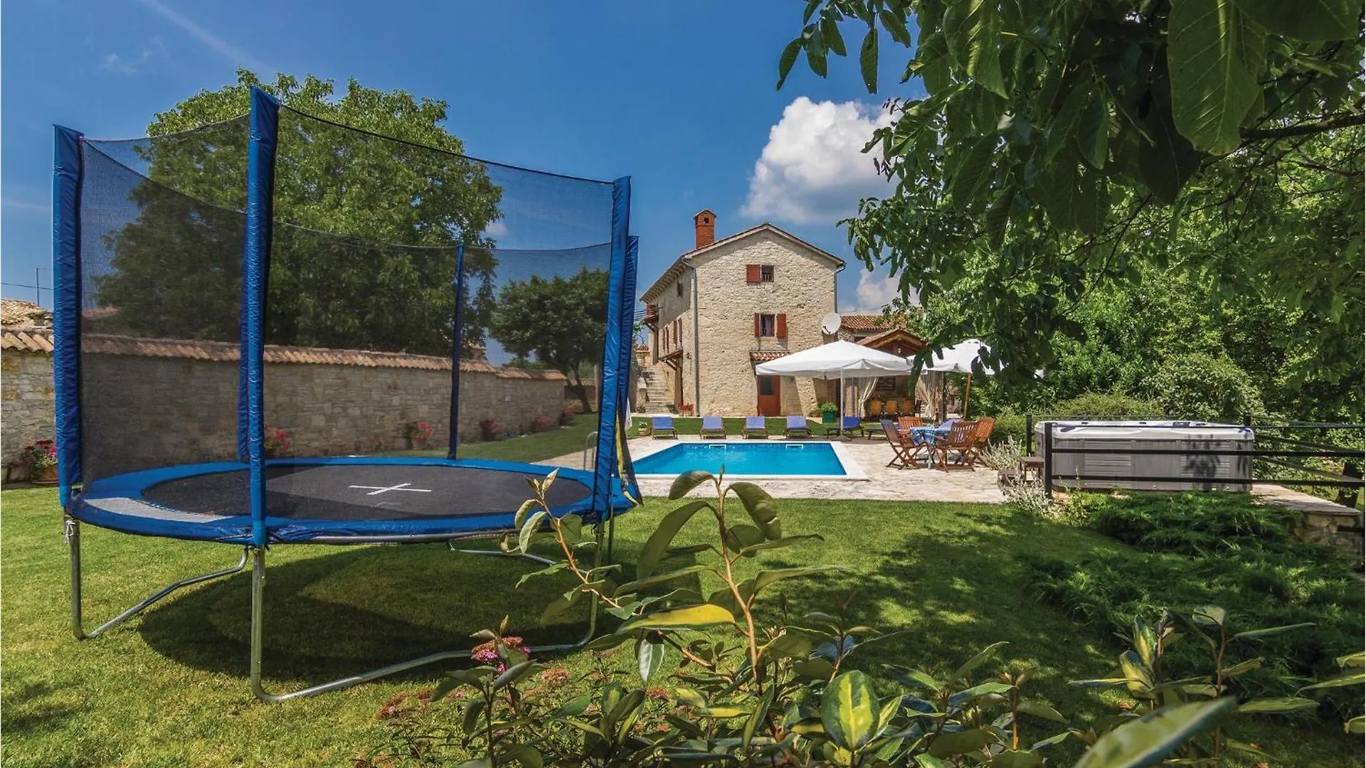 Pet Friendly Home In Basici With Jacuzzi 別荘